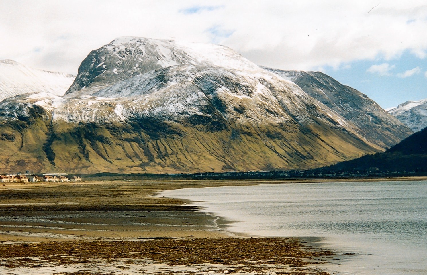 The highest mountain ben nevis is in. Гора Бен Невис. Самая высокая гора Великобритании Бен Невис. Бен-Невис Шотландия. Бен-Невис Северо-Шотландское Нагорье.