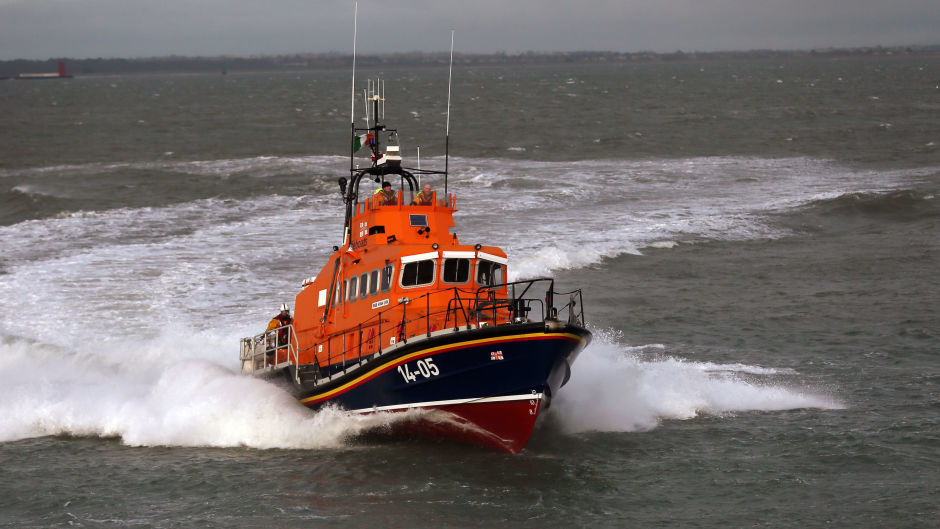 Oban lifeboat rescues nine stuck divers near Dunstaffnage