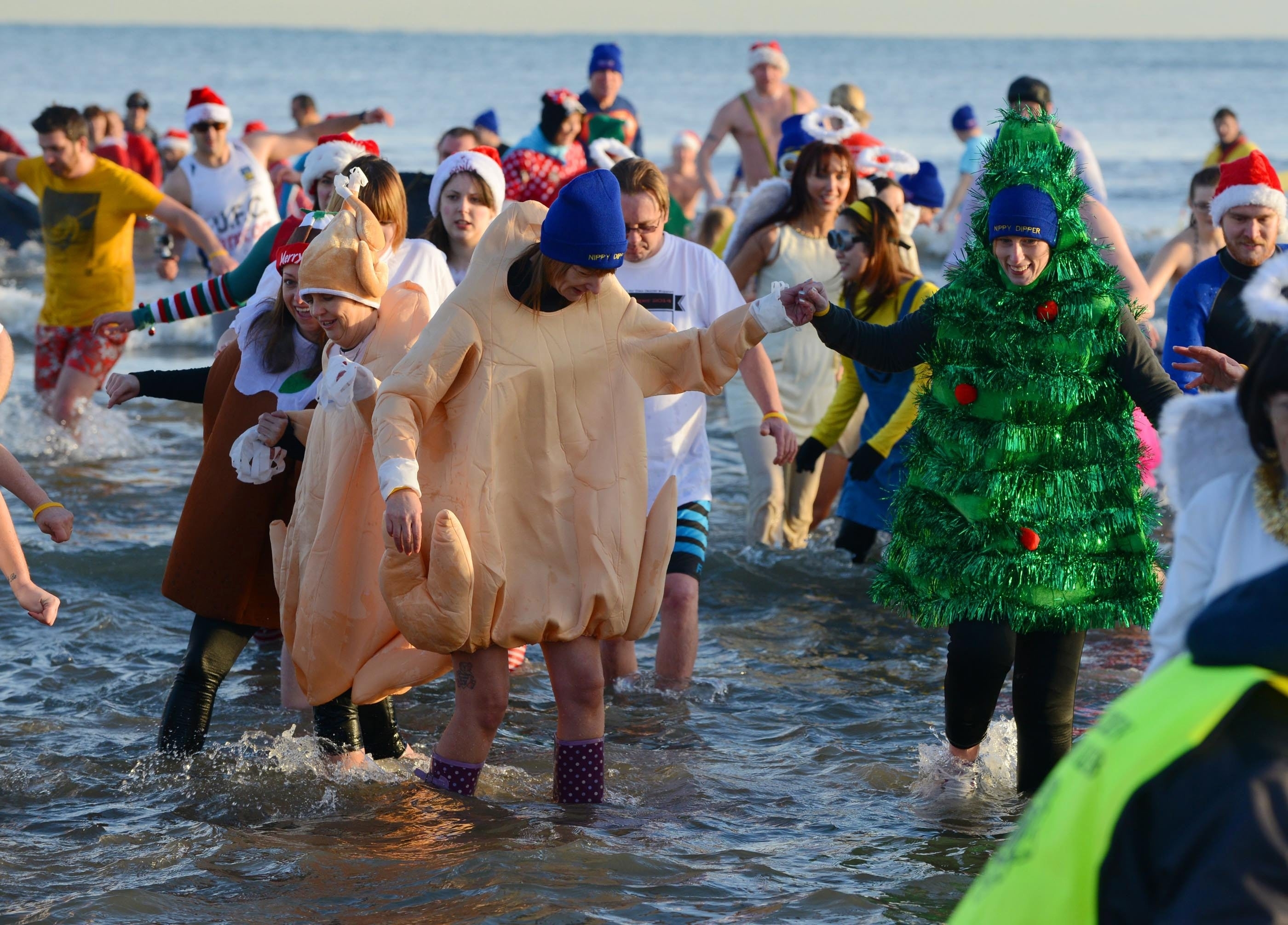 Video Watch Hundreds Of Aberdeen Nippy Dippers Jump Into The North Sea