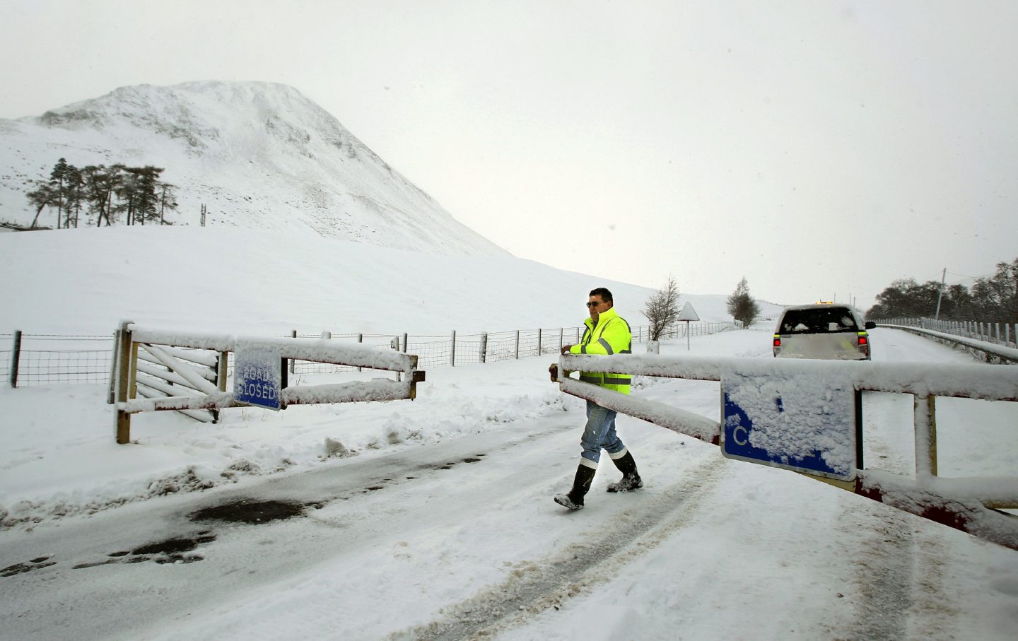 Drivers urged to avoid A93 as vehicles get trapped in snow