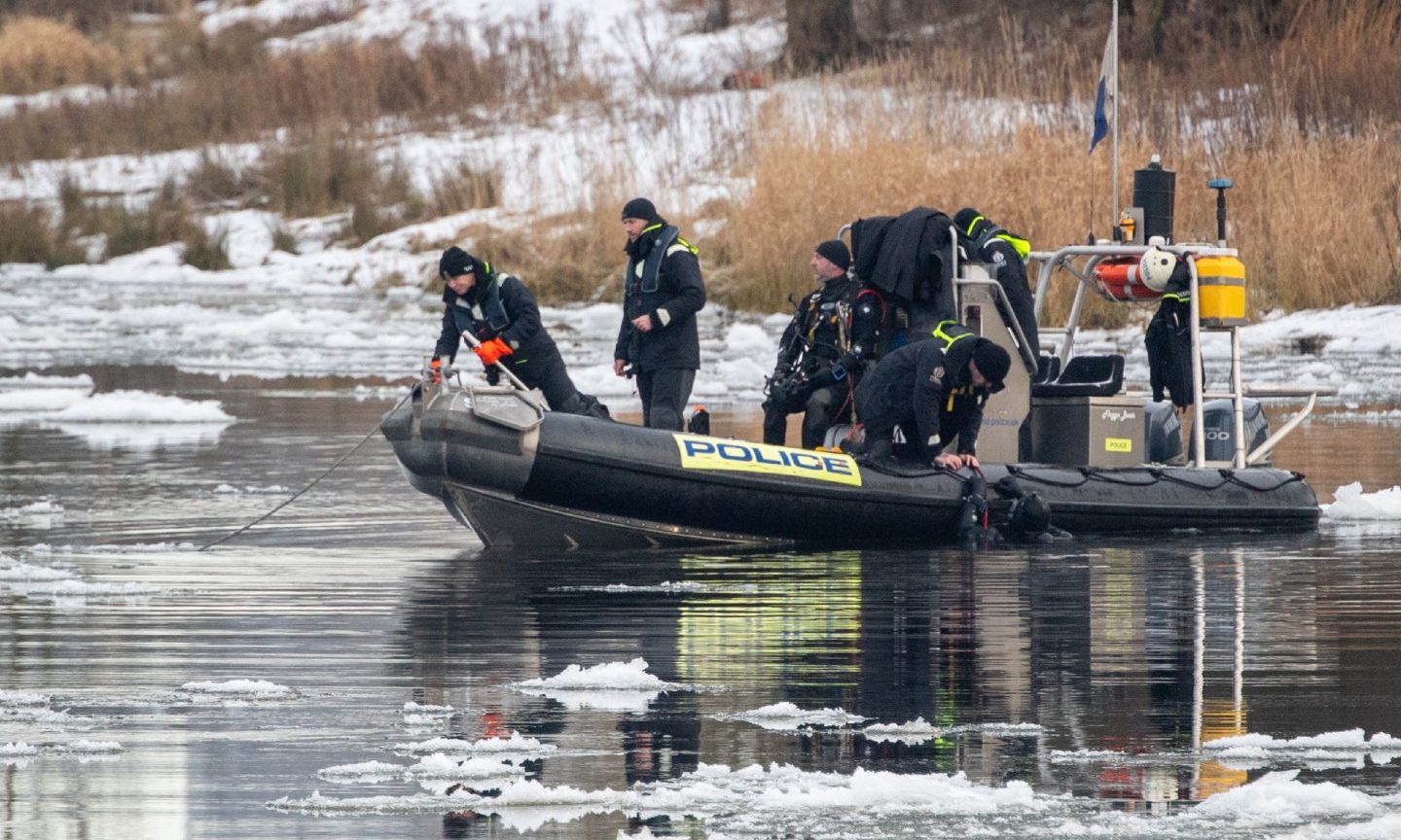 Divers deployed to River Dee in ongoing search for missing sisters